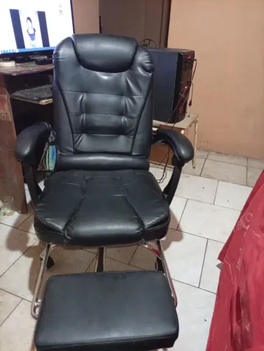 Vendo cadeira presidente ergonômica com massagem reclinável está nova 3 mês de uso