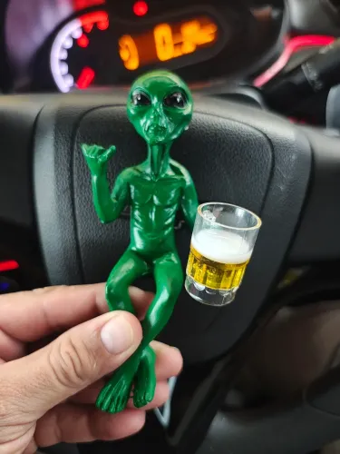 Estátua de Resina Alienígena com copo de cerveja