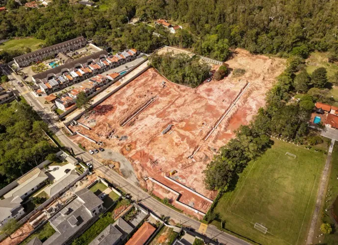 Lote com 300 m², no Condomínio Residencial Bosque das Cerejeiras, em Guararema - SP