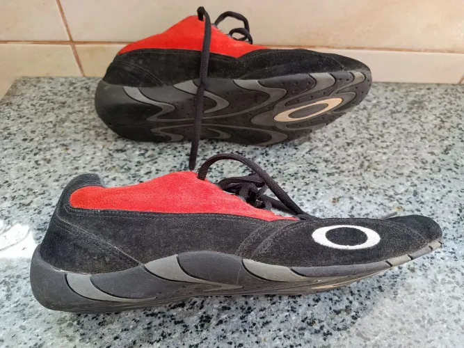Vendo tênis oakley mens thirteen twenty, em perfeitas condições, número 42 Original.