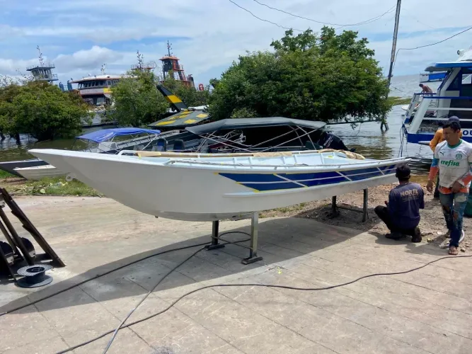 Lancha com motor de popa 15 Yamaha 