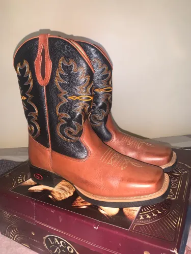 Vendo bota country ?laço de prata?