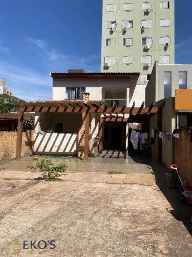 Sobrado a venda na Rua Rui Barbosa - Zona 07