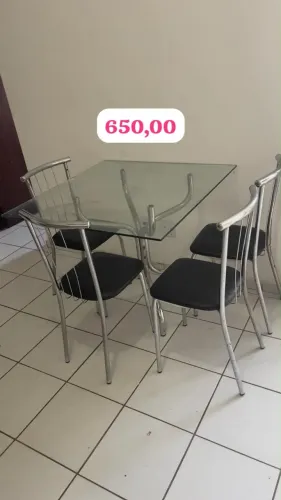 Mesa de vidro com 4 cadeiras