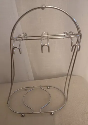 Suporte de metal para jogo de chicaras de café sem uso
