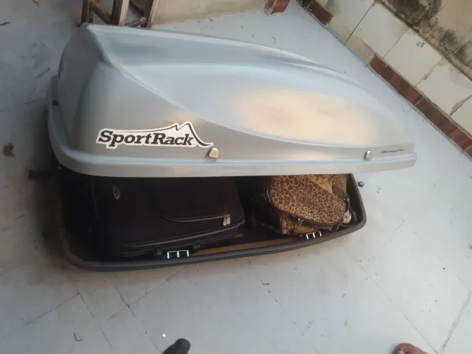 Vendo um maleiro de teto semi novo com os suportes