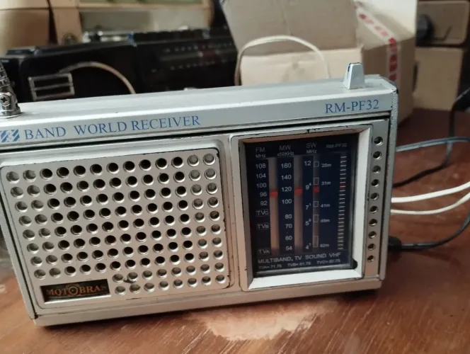 Rádio antigo Motobras AM FM pilha e energia.