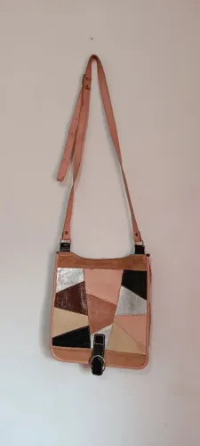 Bolsa estilo Carteiro em Couro Legítimo Patchwork Vintage
