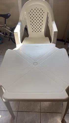 Conjunto de mesa com cadeiras de braços 