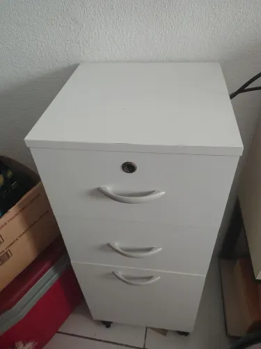 Móvel com duas gavetas e uma porta,rodinhas novo, único defeito uma gaveta sem fundo