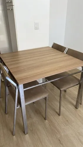 Mesa com 4 cadeiras - Tampo de madeira e revestimento em inox 