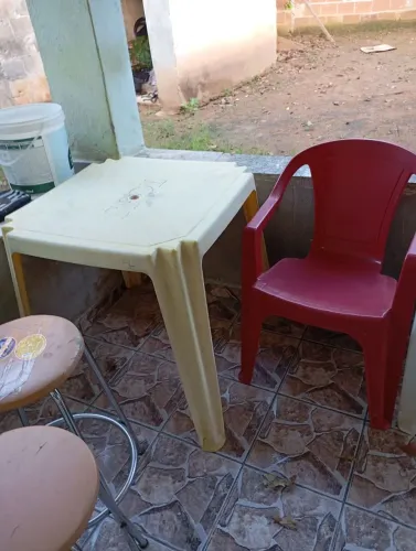 Mesa de bar 4 cadeiras 2 bancos