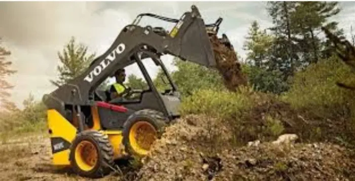 Mini Carregadeira Volvo para Locação | Terraplanagem, Limpeza de Terreno e Obras