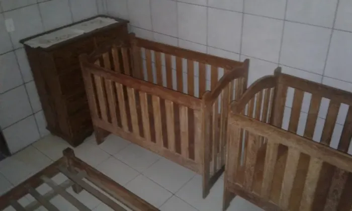 Móveis de madeira maciça de alta durabilidade e ótimo acabamento.