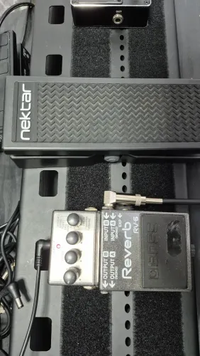 Pedal Reverb boss RV6 - com controlador