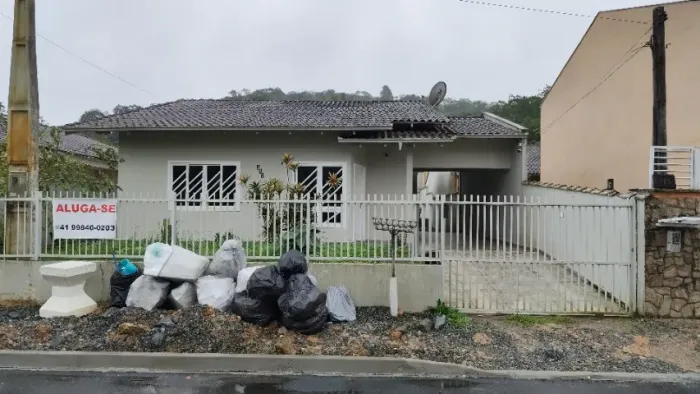Aluga se casa com piscina