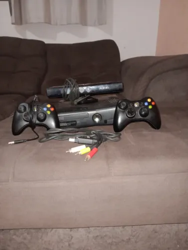 Xbox 360 no precinho só com 2 defeito o controle só funciona com cabo e o leitor tá sujo