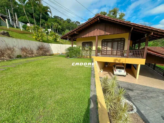 Casa de alto padrão com 600m², 6 dormitórios, área de festas e amplo terreno de 1.050m² I