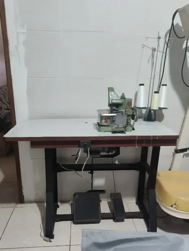 Vende-se uma Máquina Overlock