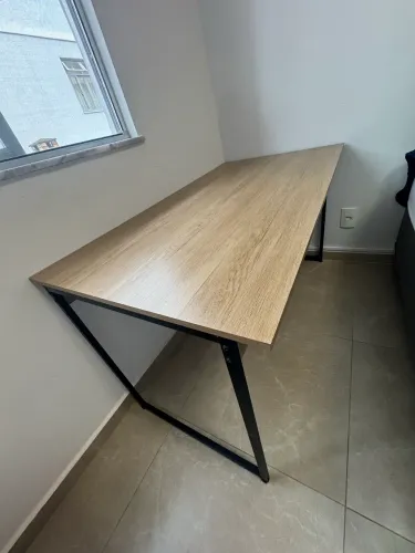 Mesa com dois bancos