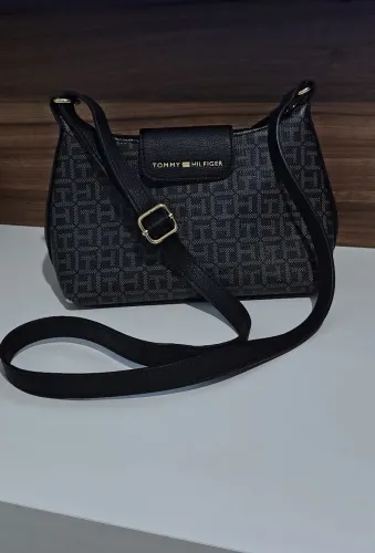 Bolsa Tommy Hilfiger preta monograma