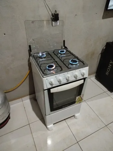 Fogão 04 Bocas Semi novo todo em Perfeito Estado Funcionando todas as Bocas e Forno
