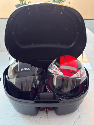 Baú e capacete e suporte