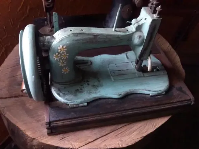 MAQUINA DE COSTURA PORTÁTIL CENTENÁRIA - RELÍQUIA COLEÇÃO