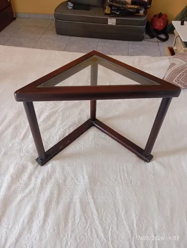 Aspirador de pó Eletrolux mas uma mesinha de canto de vidro