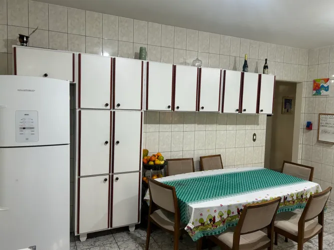 Armário de cozinha em madeira pura