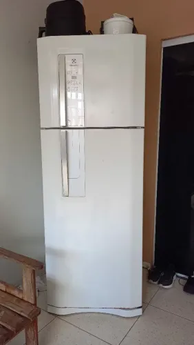 Vendo essa geladeira Electrolux DF 52 450 litros está em estado de funcionamento