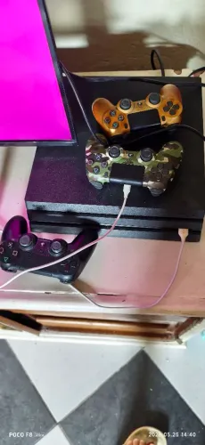 Ps4 pro ,3 controles sendo dourado está com drift no analógico 