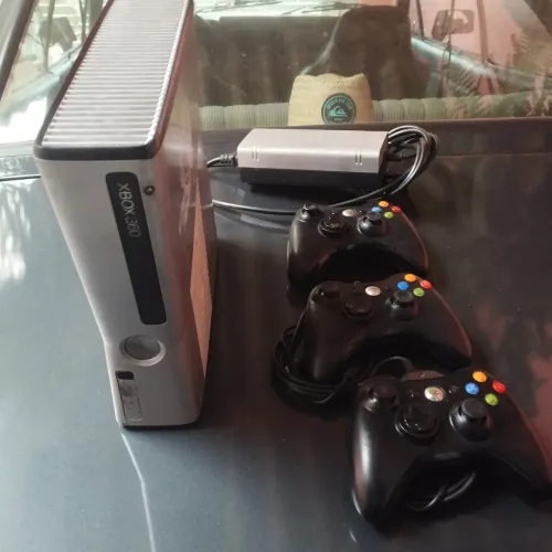 Vendo ou troco Xbox 360.e multimídia First option.