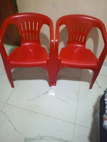 Duas cadeira de plásticos