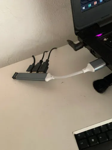 Notebook seminovo acompanhado de mouse,teclado,adaptador USB de 4 portas