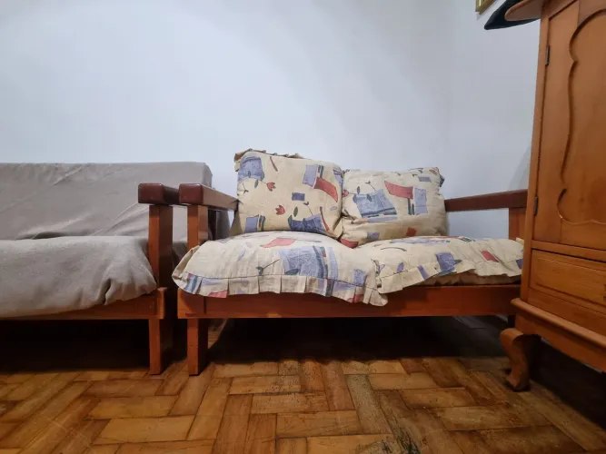 Conjunto de sofá 2 e 3 lugares de madeira maciça