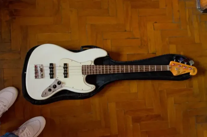 Baixo SX 4 Cordas Precision Bass Branco Ccom Bag Bb400