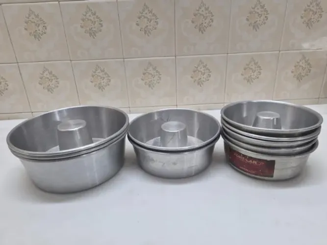 Kit 10 Formas redonda de alumínio com furo central para bolos e pudins 