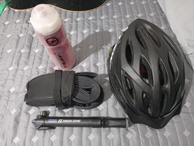 Capacete bicicleta + câmara + enchedor de pneu e garrafa