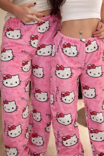 Perfeição de calça Hello Kitty em pelúcia e algodão fica perfeito em qualquer corpo