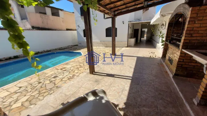 Casa de 2 pavimentos - Candelária - Venda