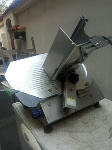 Fatiadora de frios automática 