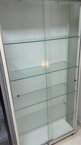 Expositor mdf para action figures com portas de vidro