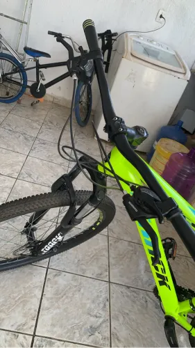 Bicicleta Aro 29 Muito Conservada - Com Marchas e Amortecedor