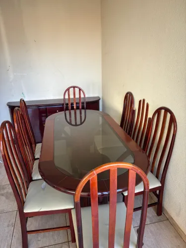 Vende-se mesa com 8 cadeiras e balcão