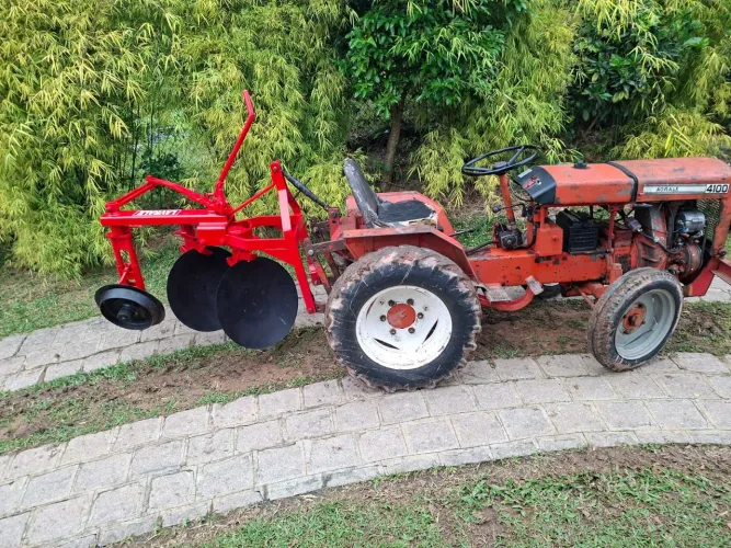 Trator agrale 4100 com rotativa, arado