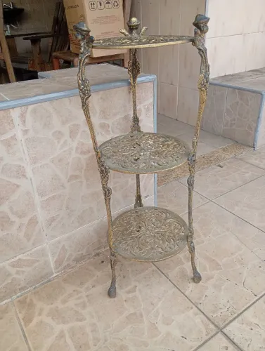 Vendo Floreira Vintage de Bronze com imagens de querubins.