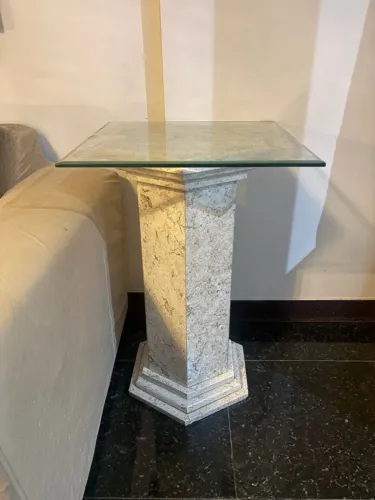 Coluna Decorativa / Mesa De Canto Em Mármore Com Tampo De Vidro