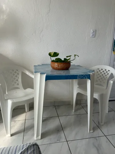 Mesa plástica com 2 cadeiras - ótimo estado