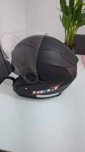 Vendo capacete HELT tamanho 62, novo nunca usado, acompanha case de tipo mochila